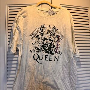 Que White Short Sleeve Queen Graphic Tee with Black Crest